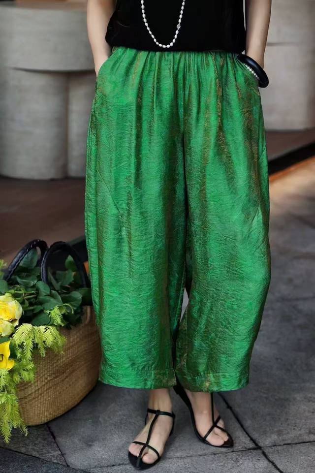 浮光棉哈伦裤，浓郁的浮光跃金神秘又高贵彰显独特品味，浮光棉自带细腻的纹理似流动的光影质感十足，触感柔软又亲肤。宽松的哈伦裤型上宽下窄修饰腿型尽显优雅与高级 。S