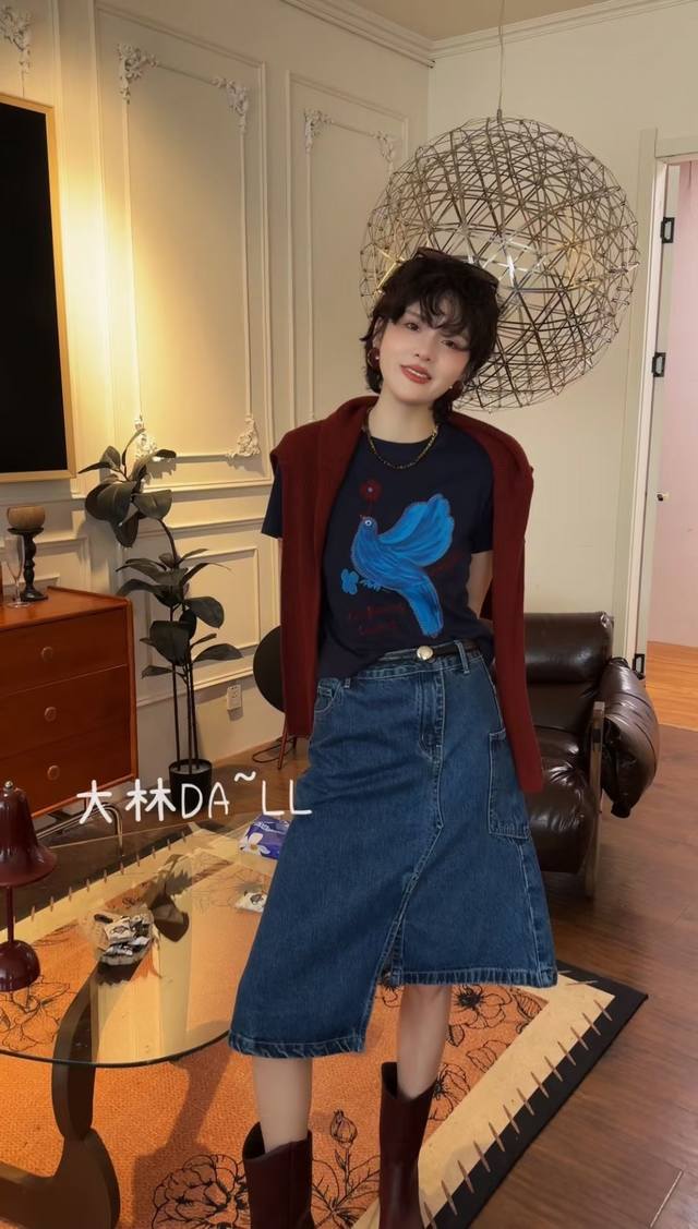 重磅牛仔半身裙 时尚达人们不容错过的单品。经典牛仔蓝复古又百搭彰显随性自在的气质 不规则的裙摆设计增添了独特的时尚感 行走间尽显灵动 高腰款式搭配精致腰带轻松拉