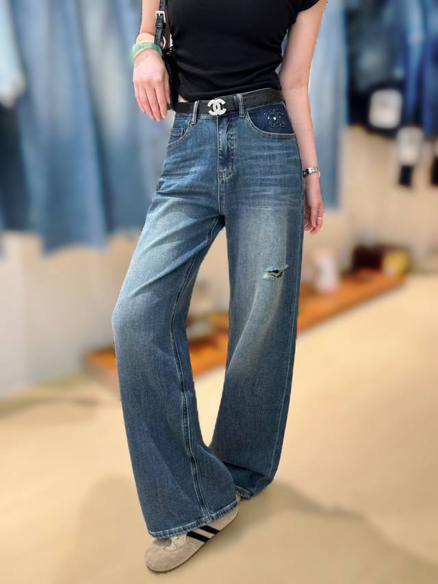 重磅强推欧货 牛仔直筒裤是时尚与实穿的完美融合 经典牛仔蓝自带复古腔调破洞设计添随性感 高腰配标志性腰带勾勒腰线又具辨识度。直筒阔型包容各种腿型拉长腿部线条走路