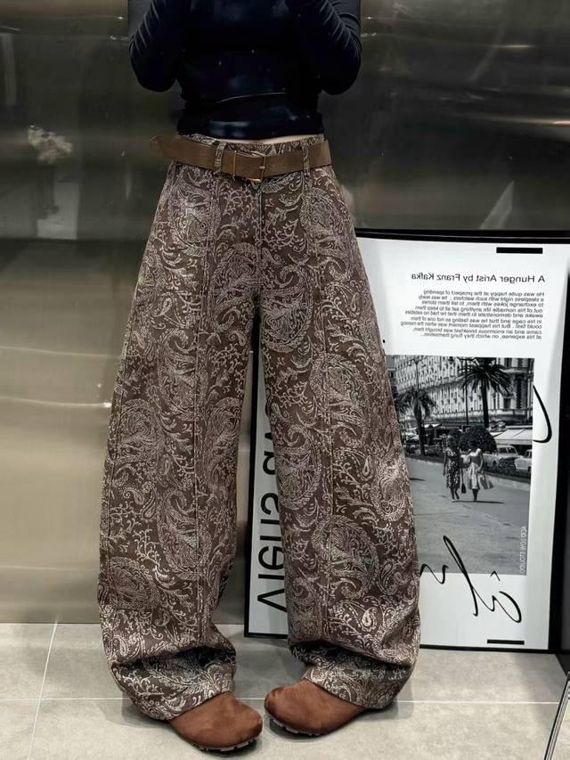 强推大爆款 自带复古氛围的腰果花牛仔裤 甄选优质牛仔面料柔软又有筋骨 上身亲肤舒适还不易变形 独特的腰果花图案复古又时髦瞬间从一众基础款中脱颖而出 宽大的阔腿版