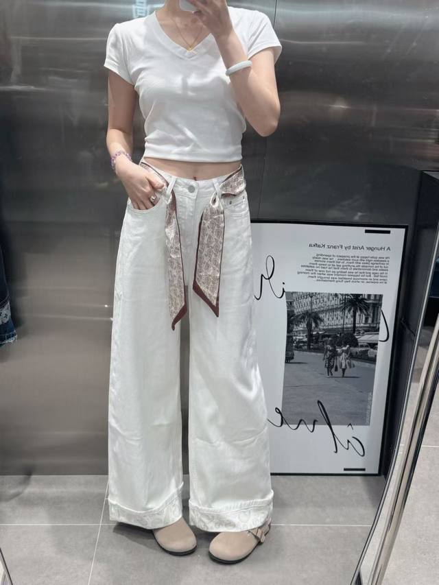 重磅腰果花直筒裤 纯净的白色为基调视觉上干净又清爽尽显温柔气质 牛仔面料挺括有型久穿不易变形 裤腰处巧妙系上印花丝巾增添了几分随性与精致瞬间提升时尚感直筒的版型