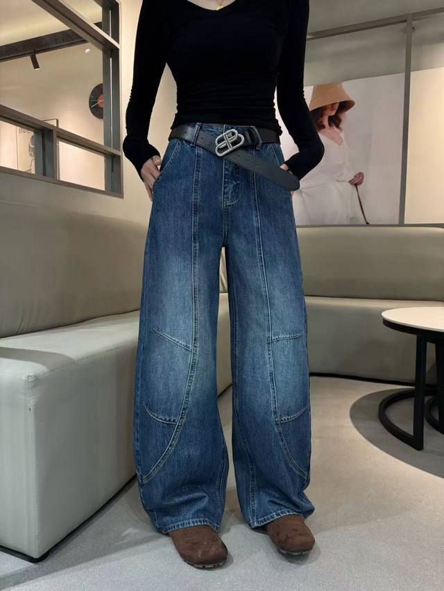 重磅强推牛仔弯刀裤！复古与个性完美融合 经典牛仔材质质感满满耐磨又舒适 独特的弯刀裤型宽大且富有设计感对各种腿型都十分包容 拼接工艺增添细节感 彰显独特品味 都