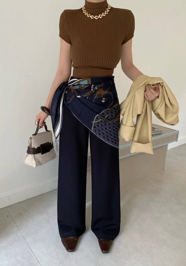 设计感丝巾阔腿裤 阔腿版型自带大气场，垂坠感面料利落又显洒脱 丝巾腰饰是灵魂亮点 精致印花、独特系结，打破单调，为整体注入文艺腔调的高级穿搭 玄黑、米白两色经典