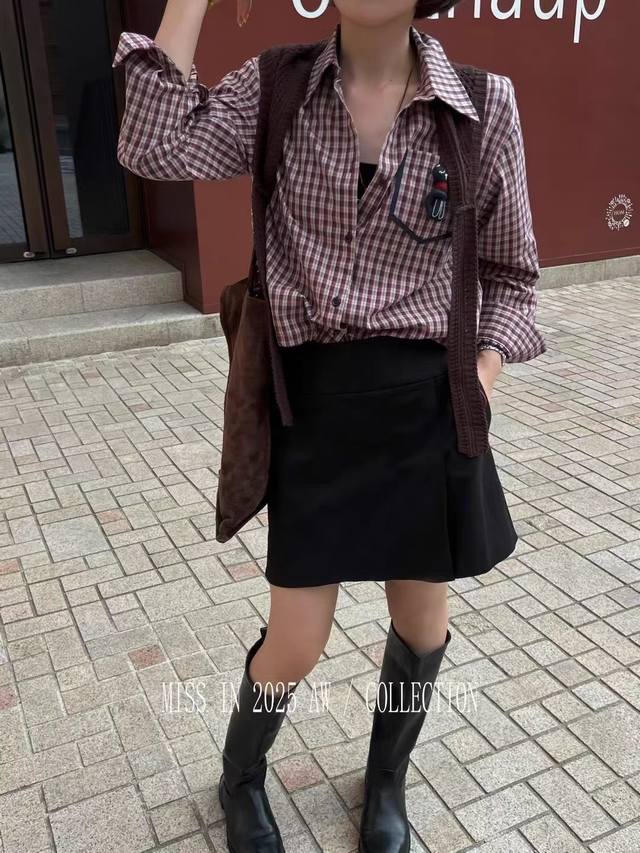 欧货格子针织披肩衬衫 衬衫与针织披肩的组合，打破常规，格纹经典又复古，披肩添几分随性松弛，从时装周走出的穿搭模板 胸口立体手缝公仔精致小设计的巧思，适配多种场景