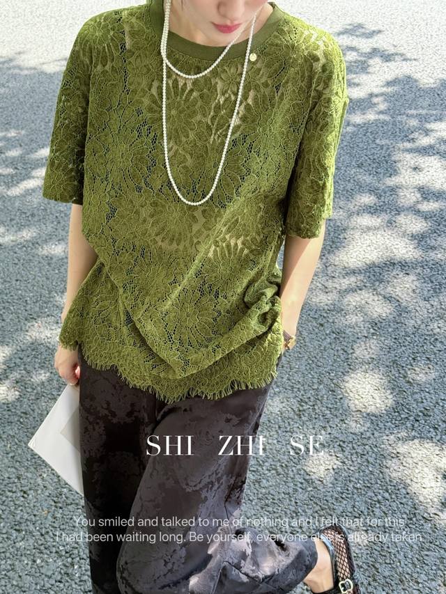 复古苔藓绿镂空蕾丝衫，自然的诗意交融 苔藓绿自带复古滤镜，色调沉稳又鲜活。镂空蕾丝纹理精巧编织成衣，每处镂空都藏着细腻匠心，若隐若现的肌肤透出含蓄性感。宽松版型
