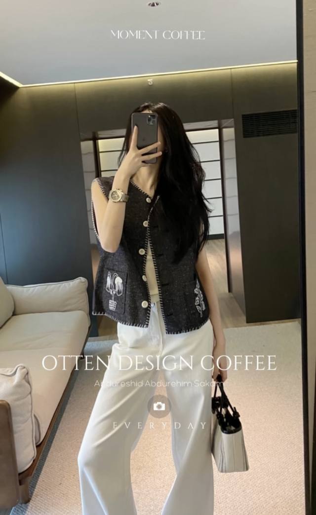 素简刺绣勾边马甲 克制美学的高阶表达 利落剪裁勾勒肩线筋骨，明线如 时光棱线 轻描轮廓，手工感与结构感共生；植物图腾暗涌文艺张力，素色基底衬得勾边更显凛冽，纽扣