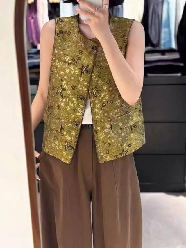 高级复古织锦提花马甲，复古纹样经金线立体提花重织，每道纹理都藏着 克制的华丽 ，无袖廓形利落如美术馆线条，纽扣与贴袋暗合中式韵味，自带文艺大牌的疏离高级感。缎面