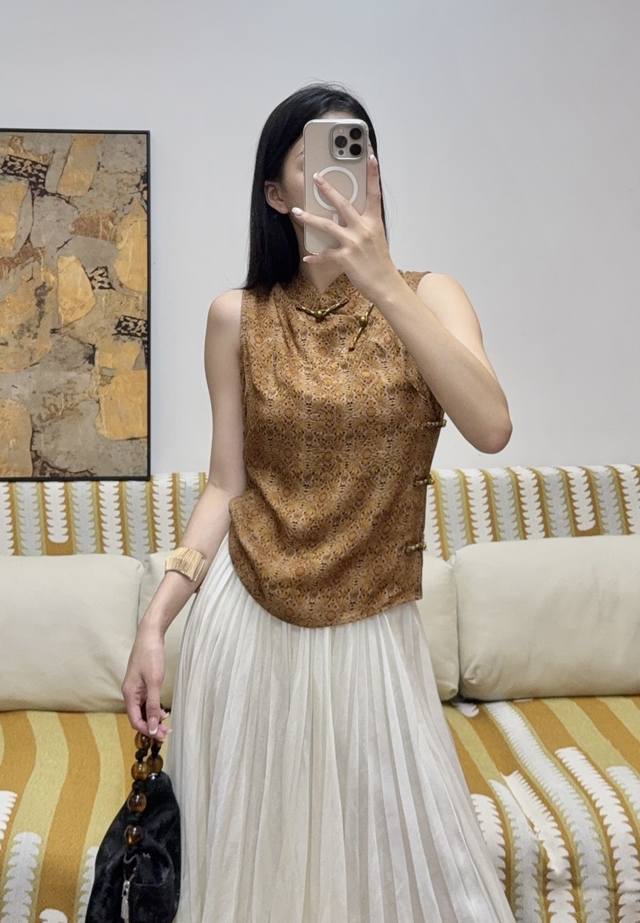 棕金花影中式无袖上衣 人丝交织面料如绸缎般细腻光泽，立领盘扣勾勒复古廓形，修身剪裁贴合身线，提花图案暗藏东方美学，显瘦百搭尽显雅致气韵～Smlxl