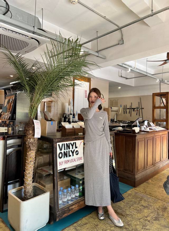 prada*早秋新款套装圆领长袖上衣长款半裙胸前 裙摆经典三角标装饰通体净色螺纹面料带有弹力版型显瘦但不贴身半裙侧边开衩设计完全不挑人的一款套装两色Sml