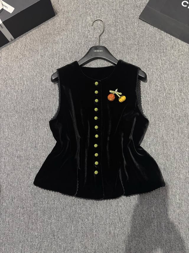 绿扣小南瓜马甲！ 时髦又百搭～秋冬季必备！重工花边设计，单排绿色小包扣点缀，火爆南瓜别针，真丝丝绒面料 这款马甲的不得了 巨好卖 Smlxlxxl