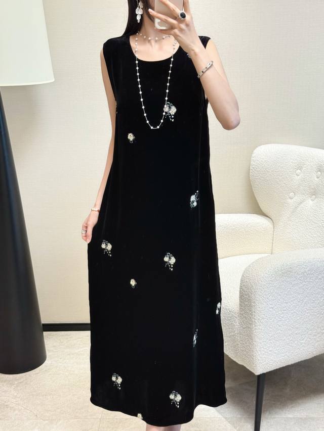春夏爆款 真丝丝绒刺绣连衣裙 后背开叉 后领排扣更精致 尺码：S-Xxl