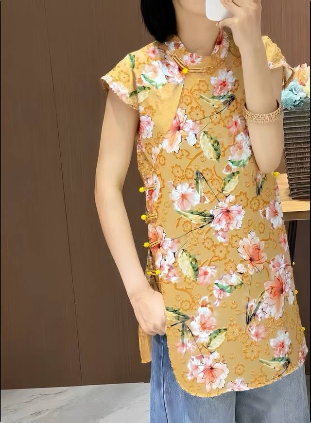 高品质中式100真丝织金烧花丝绒连衣裙 衣身布满植物花纹 图案色彩清新 整体设计简约又具东方韵味 展现独特复古风格 Smlxl