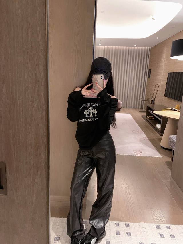克罗心斜肩烫钻十字架卫衣，黑色 白色