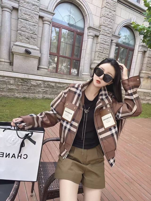 Burber*Y 25新款经典格纹面料外套 立体剪裁下摆收紧版型 定制五金 胸前品牌皮标 超级有质感 显瘦又提升时髦度 单穿叠搭打造复古优雅气质单品 衣橱必备！