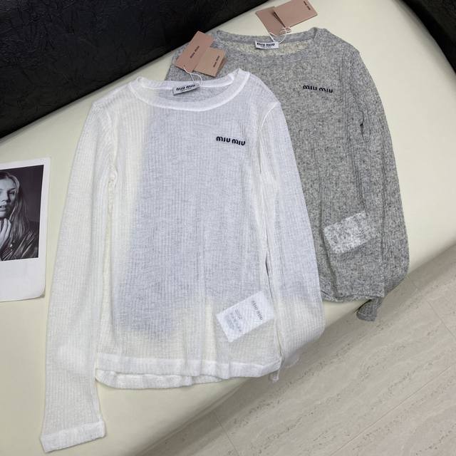 新品 实拍 Miu 秋冬新款长袖打底衣；采用棉面料质感柔软细腻，定制洗水麦辅料齐。版型合身上身效果舒适好看！ 碼数 S-M-L