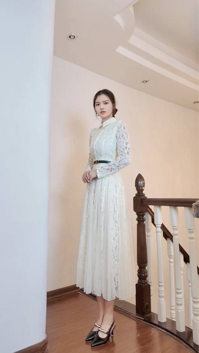 Aw 浪漫蕾丝网纱连衣裙 颜色：粉色 白色 黑色 尺码：M L Xl Xxl M码肩宽37袖长60胸围88腰围72衣长126 以蕾丝为笔，绘就这件米白色连衣裙。