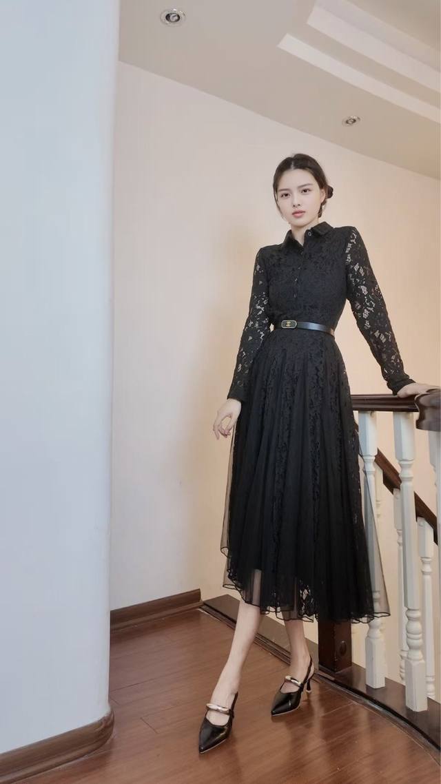 Aw 浪漫蕾丝网纱连衣裙 颜色：粉色 白色 黑色 尺码：M L Xl Xxl M码肩宽37袖长60胸围88腰围72衣长126 当经典黑邂逅蕾丝浪漫，便有了这条裙
