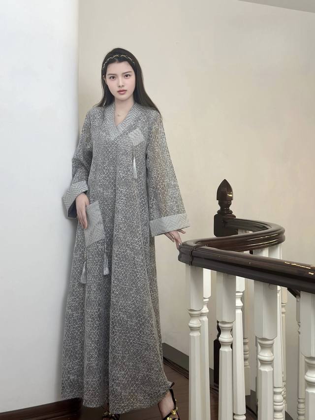 Aw 宽松大摆低奢连衣裙 颜色：米色 灰色 尺码：M L Xl Xxl M码肩宽38袖长60胸围110腰围116衣长138 这款服饰以简约灰调为底色，精致纹理铺