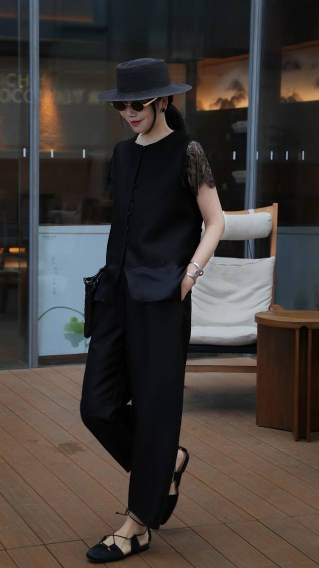高级感轻奢丝毛三件套 马甲+蕾丝上衣+弯刀松紧腰萝卜裤三件套 丝毛带来的独特光泽度 低调中透着奢华套装的设计简约又不失格调 丝与毛完美交织 即有丝的丝滑又有羊毛