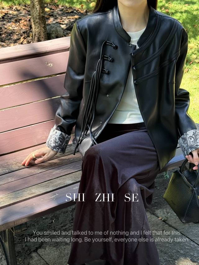 唐风盘扣流苏蛋白皮外套 哑光皮革凝萃酷飒基底，立领线条勾勒东方气韵，唐风盘扣如时光暗纹，将千年审美锁进衣身。垂坠流苏是灵动注脚，随举止轻晃，在硬朗与柔婉间划开诗