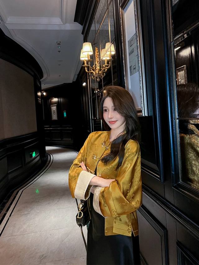 提花老钱牡丹外套 简约国风外套 灵动潇洒柔美大气 立体裁剪打造慵懒松弛感廓形上身藏肉显瘦，门襟手工盘扣 满满的中式风 衣身做工细致点晴亮眼 质感优雅明艳不轻佻