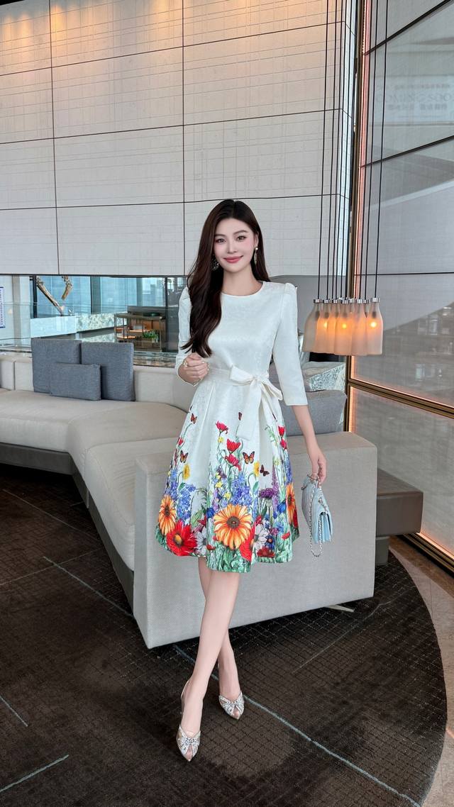 黑色 杏色 S～Xxl 5个码 --秋冬新款上新高端大气上档次提花面料定位印菊花，细腰带大摆A字裙有口袋 质量版型超棒！ 谁穿谁好看~ 简洁宽松收腰版型，不挑身