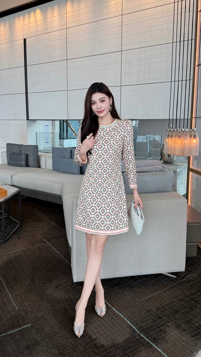 图片色 S-Xxl 5 个码 --早春新款高端大气重工时尚定位彩色环扣链条印花修身显瘦气质A字连衣裙 重工时尚印花，A字裙摆，扣子口袋点缀，时尚高挑，优雅高贵大