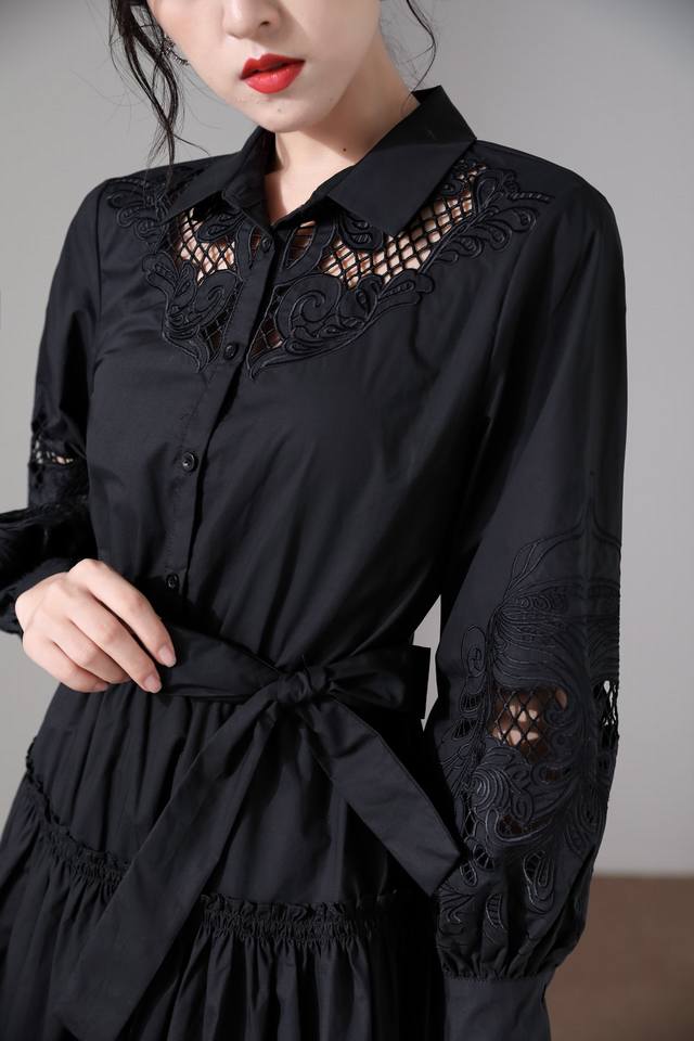 法国专柜同款重工镂空绣花腰带连衣裙，特种打揽收腰和大摆的设计完美凸显腰身，精致的镂空绣花’ 码数：S M L Xl 颜色：黑色