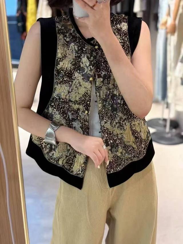 鎏金绣珠刺绣丝绒马甲丝绒肌理自带时光沉淀的温润，黑金撞色是永不过时的大牌 鎏金刺绣如暗夜里流动的星芒，亮片缀点似不经意洒落的碎金，每一处针脚都藏着克制的奢华 慵