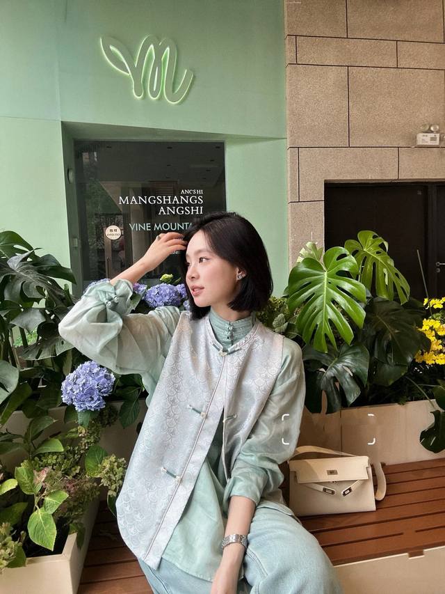 天丝莱塞尔衬衫 宋锦花瓣流苏马甲 醋酸面料如丝绸垂坠，薄荷绿渐变晕染花瓣纹路，立体流苏随步轻摇～短款廓形显瘦不挑身材，中式盘扣点睛，温柔雅致自带氛围感！Smlx