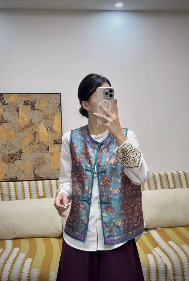 云纹雅韵真丝混纺马甲 蓝紫主调配橙蓝卷云纹，修身圆领盘扣显东方韵味，真丝混纺柔滑有光，内搭外穿皆彰古典气质～Smlxl