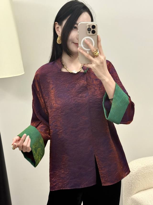 原创早秋上新~独家原创新中式人丝浮光锦上衣，绛翠交辉，衣藏锦绣，逸韵东方。绛紫主调如紫气东来，翠绿袖口如碧色琼瑶点缀，相映成趣间碰撞出别样风情，上身华美大气！爆