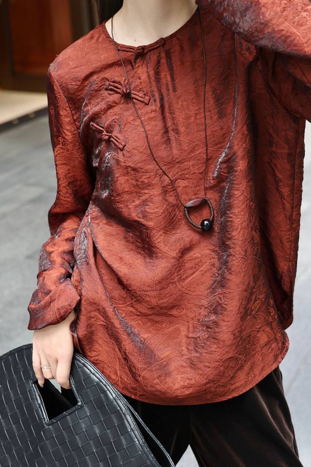 爆款上新 肌理感炫彩提花百搭上衣 三色：绿色、紫色、红棕色 面料：80%人丝 20%锦 尺码：S Xl