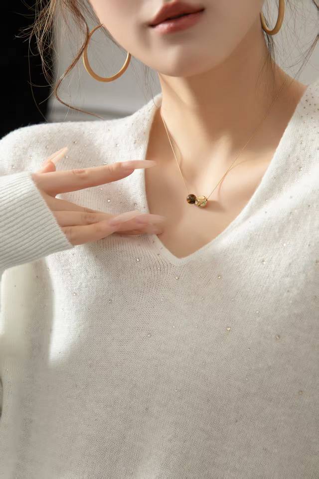 秋款上新丝羊绒鸡心领烫钻上衣 均码