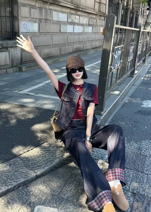 强推大爆款牛仔套装 设计感复古优雅气质牛仔马甲+牛仔裤套装 深沉牛仔色的马甲 点缀复古红纽扣 简约又不失个性 和同色系阔腿牛仔裤相搭 走路都带风 层次感直接拉满
