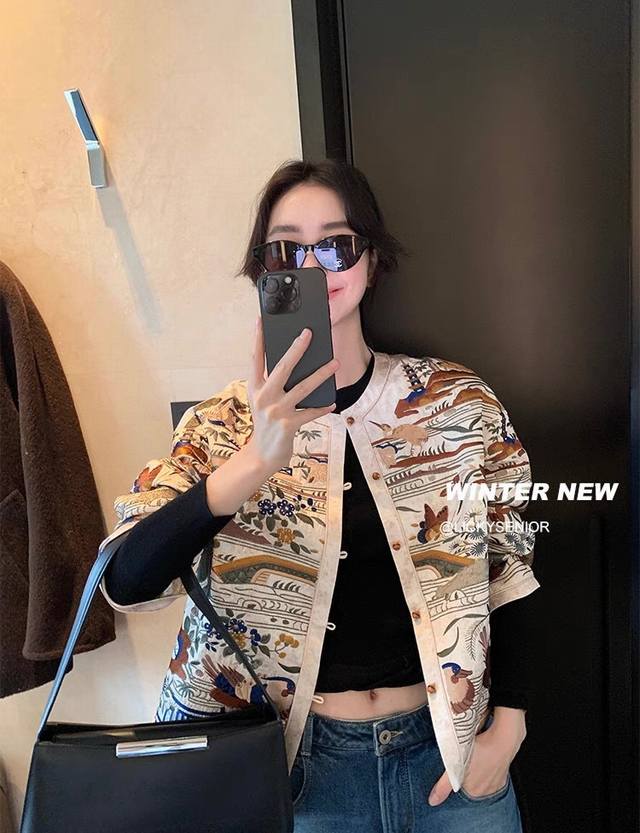 狠货 巨高级、巨重工 首p1340件出货东方美人儿 重工时髦Lady刺绣外套 将传统国风元素和当下时髦单品结合并改良升级把握好度中式元素不浮夸，刺绣金属质感精致