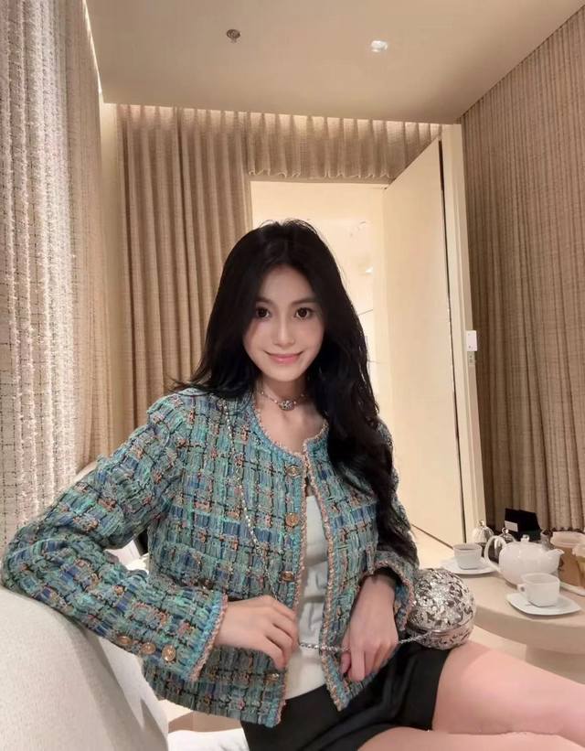 Cha冖€小香年秋冬专柜新款 妥妥的千金大小姐，减龄神器学院风圆领织带镶边装饰，金属钮扣点缀，非常惹人喜爱的粗纺格子长袖外套 面料成分：62%棉 9%羊毛 8％