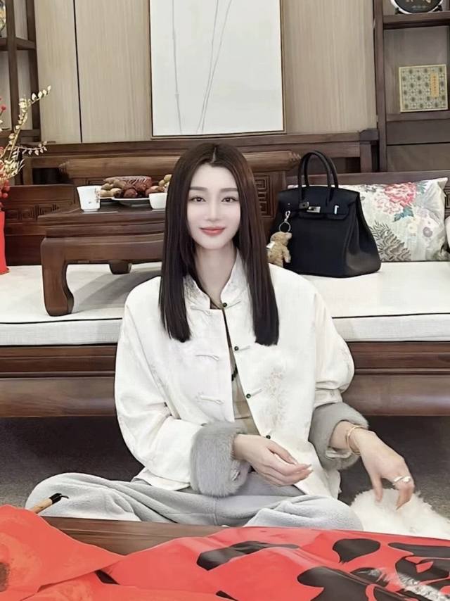 新中式国风高级感超好看外套 手感柔滑细腻 质地温和 版型上的廓型短版设计恰到好处的松弛度不会过于宽松肥大 中式小立领元素 贴合颈部 衬托下颌线门襟一字盘扣辅以墨