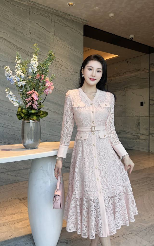 欧货新款蕾丝连衣裙！时尚蕾丝镂空连衣裙，修身显瘦又能穿出女性的神秘感，精致缕空花纹，別致有型，领前精致镶钻设计，带来性感女性魅力，还能增加视觉效果，后置隐形拉链