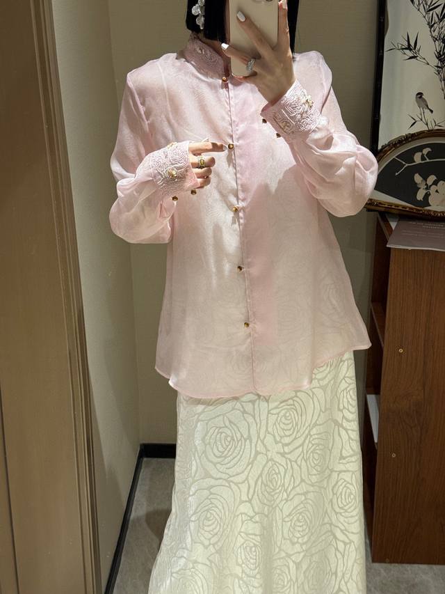 翻单款 现货真丝欧根纱绣花钉珠上衣 手工缝小贝壳 气质温润 文艺清新 面料：真丝欧根纱提花 颜色：粉色