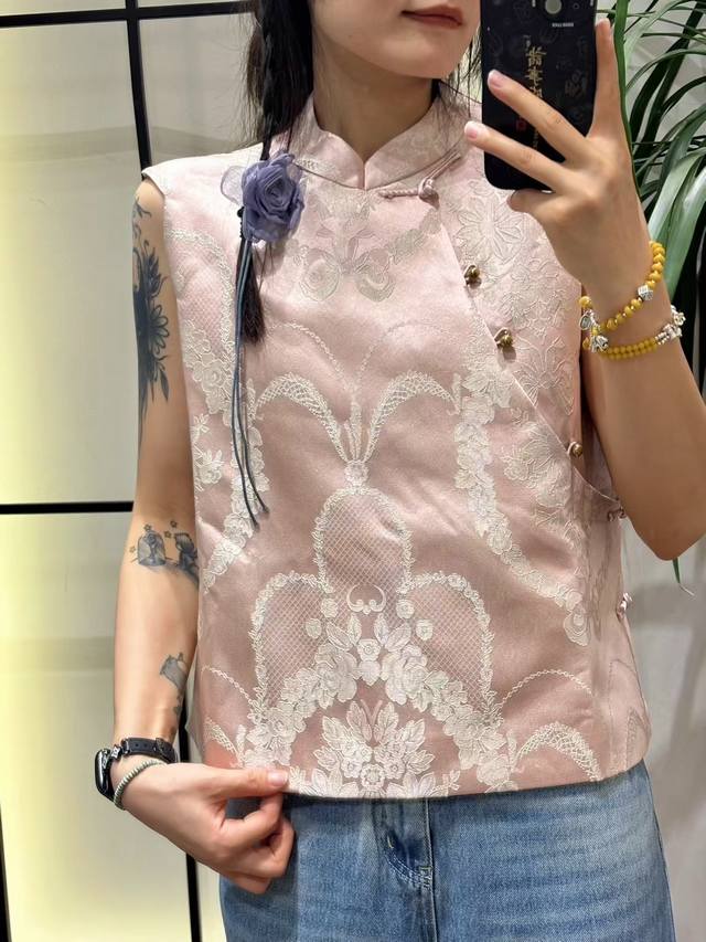 爆款立领斜襟提花马甲 时髦精致，独特设计高级感新中式马甲 面料：织锦提花面料 颜色：橘色，粉色，绿色