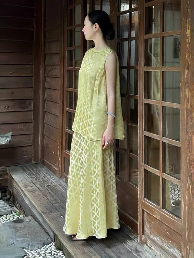精品高定主推大货鎏光溢彩贵气菱格印花套装 上衣整体是干净利落的，具有J佳的实穿性宽松的围度，身姿自在舒意，也会显得人更加纤薄有致，精致打磨的无袖初秋穿更随性舒适