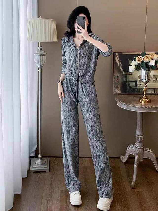 码数：S-M-L-Xl-Xxl 颜色：灰色 面料：聚酯纤维 描述： 拉链连帽宽松长袖衫，垂坠感超好 阔腿抽绳可松紧显高版型裤子设计 触感柔软舒适的Blingbl