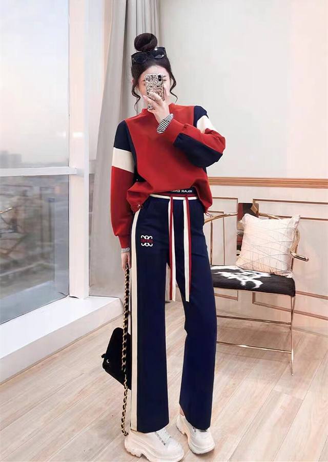 码数：S-M-L-Xl-Xxl 价格p：不加绒 颜色：红色~深蓝 面料：棉 描述： 时尚圆领设计，凸显休闲随性的一面 袖口条纹内置假两件设计，刺绣字母 更显时髦