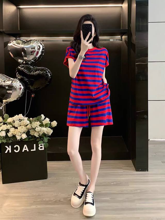 码数：S-M-L-Xl-Xx 颜色：紫色条纹 面料：棉 描述： 耐看的撞色条纹搭配，休闲随性 上衣是圆领设计 连肩袖版型，瞬间减龄提气质 胸围 衣长 肩宽 裤长