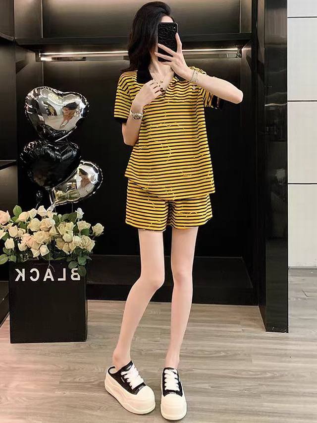 码数：S-M-L-Xl-Xxl 颜色：黄色条纹 面料：棉 描述： 条纹polo设计的衣身，轻柔的面料，也兼具舒适和透气感 撕裂感纹理设计，视觉上一眼就能看出来青