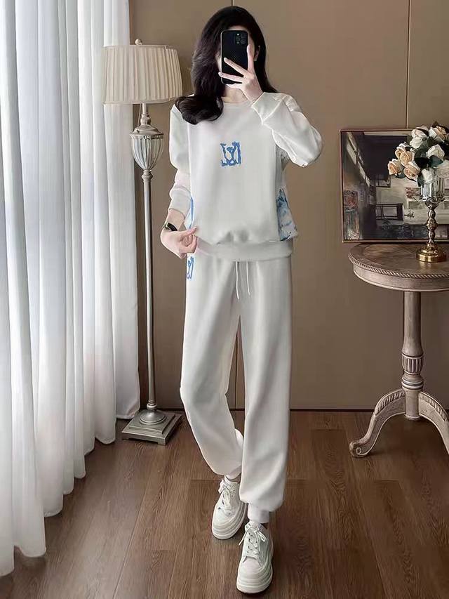 码数：S-M-L-Xl-Xxl 颜色：白色 面料：棉 描述： 简约的撞色简约卫衣套装 经典有气质的螺纹圆领设计 上衣环绕时尚潮流的大面积印花，年轻感十足 胸围