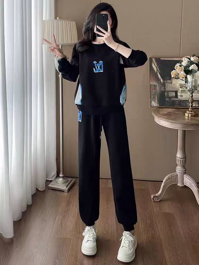 码数：S-M-L-Xl-Xxl 颜色：黑色 面料：棉 描述： 简约的撞色简约卫衣套装 经典有气质的螺纹圆领设计 上衣环绕时尚潮流的大面积印花，年轻感十足 胸围