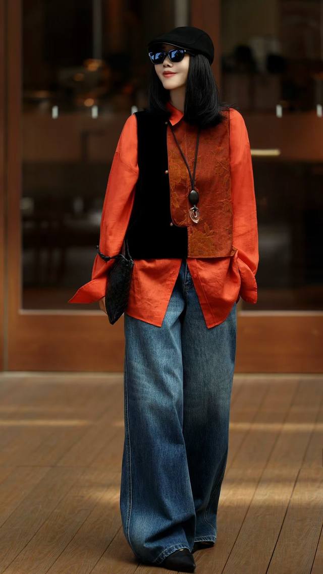 高端真丝丝绒拼接油丝马甲 高级设计以100%活性真丝丝绒 手感柔软丝滑自带低调光泽质感上乘 拼接的油丝面料部分有着精美的花纹复古又典雅为整体造型注入灵魂 简约的