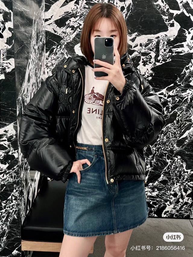 Ce 凯旋门长袖羽绒服 可拆卸袖子 两穿 皮革凯旋门Logo装饰 填充物：90白鸭绒 黑色 咖色 白色 码数:S.M.L